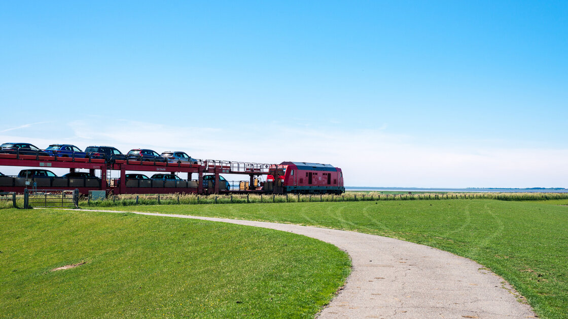 the Sylt shuttle, a Deutsche Bahn car transport train, runs from Niebüll towards Westerland on Sylt, destination germany